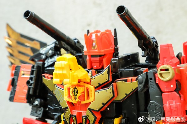 Power Of The Primes Titan Class Predaking   New In Hand Images Show Predaking Communing With Nature  (1 of 9)